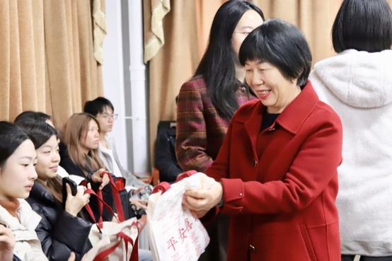 07ecd445c8db4141a44f2a4325e651f8.jpg 发礼品.jpg