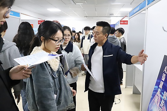 4a7126bd8c104e5d83065cab156a0cc3.jpg 招聘单位宣讲.JPG