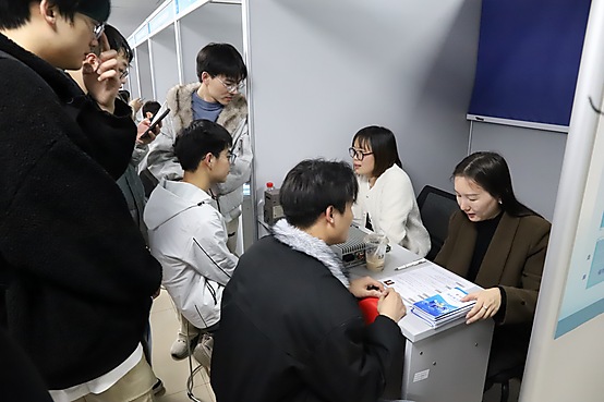 79f1828b36024a0e8d1d65c919be2c1f.jpg 学生面试现场.JPG