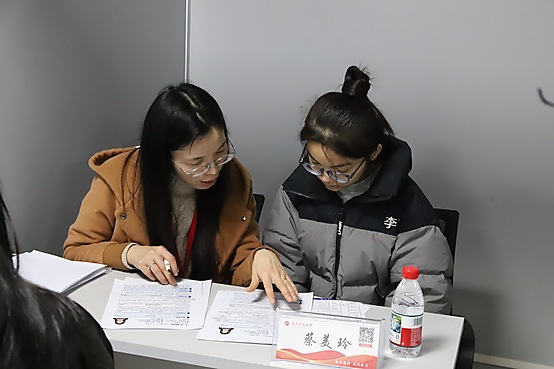 bc0466259ecc42b692745c029fc335bd.jpg 辅导员指导学生进行简历修改.JPG