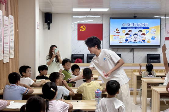 e4783d10ecbc43de835e561ccc4aacfa.png 志愿者许石林引导孩子们分析案例.png