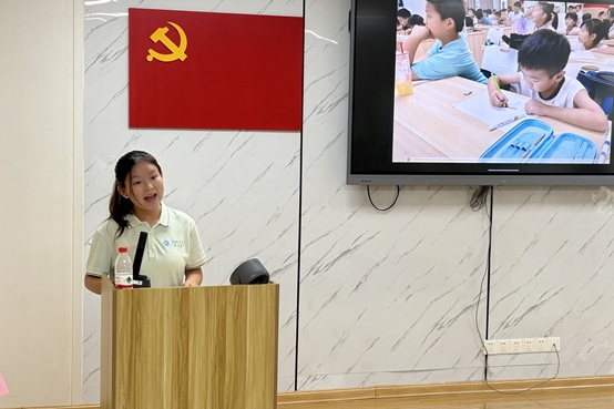 501dbf3bca474b7abc00f4867e5967a4.jpg 颜雅兰介绍水彩绘画课堂教学点滴.jpg