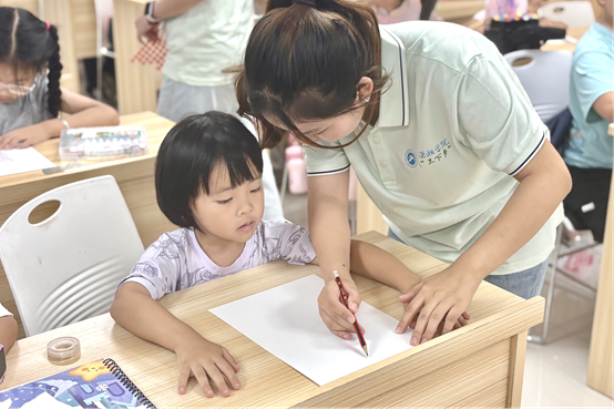 53e52c1a44ba4afa9cd5f6c3ecb614b5.png 志愿者颜雅兰指导学生绘画.png