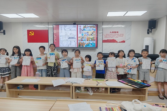 红色绘画作品合影留念.jpg