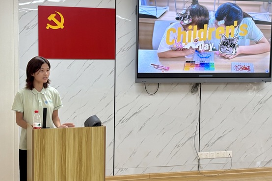 dcddd2859d4449a082c0da0d09c9875e.jpg 刘婧敏展示创意拼豆手工课堂成果.jpg