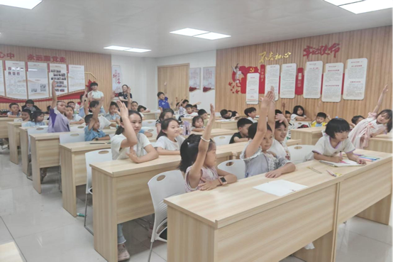b52422f28e224689b977f7bca24048a4.png 学生踊跃举手参与课堂互动.png