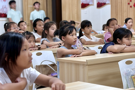 5dadb6fa5986480994b51bfa57fe877c.png 孩子们认真观看普法视频.png