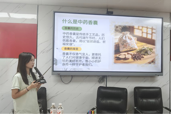 3a3fd6f93a2643b2a18a42c7f566675e.png 志愿者科普中药香囊传统文化.png