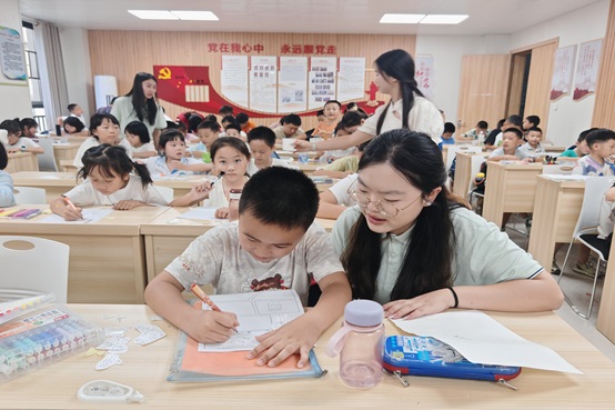 志愿者指导孩童绘画创作.jpg