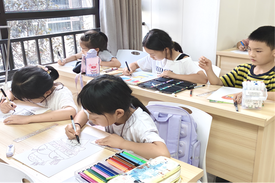 c1001dfe7c2a4fccae06849edd67850b.png 学生认真绘画.png