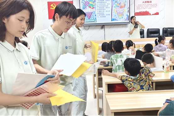 72ed6eb112e145989c4705a3b70f243f.png 志愿者们分发画纸.png