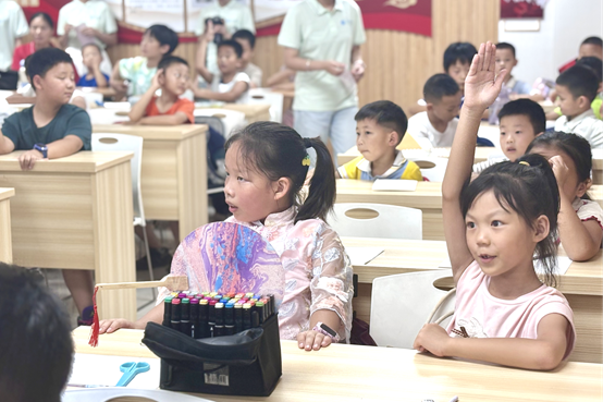 47e239d14f954766b84e75fd6f3c63c7.png 学生积极举手回答问题.png
