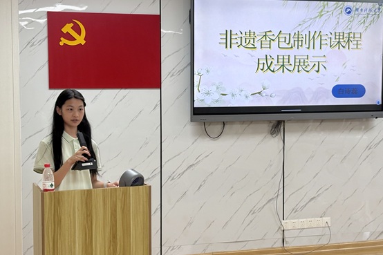8591c44658d240da9ca6e31945d2ef39.jpg 白诗蕊展示中药香囊非遗课堂成果.jpg