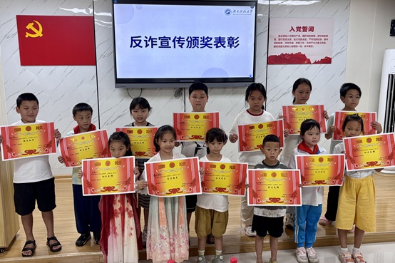 0dfe3699d2c146ea84b96a4e2a4fdbfb.jpg 反诈课堂优秀学员上台领取奖状.jpg