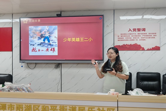 志愿者李昕懿宣讲少年英雄事迹.jpg