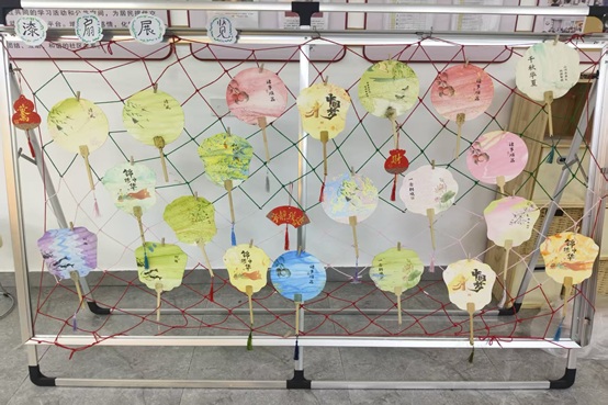 d8153e7a33ad444ca781ad65d3bbb681.jpg 孩子们漆扇作品展示.jpg