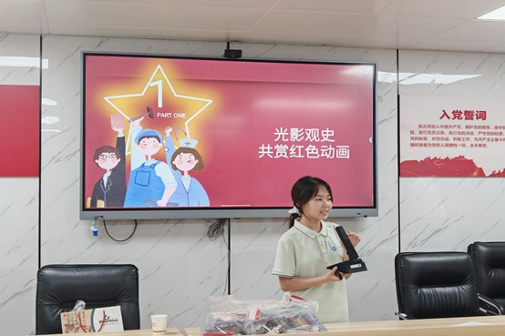 志愿者向小榕组织观看红色动画.jpg