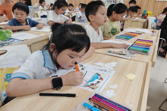 学生绘制红色主题连环画.jpg