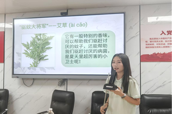 0017c8c4e5a24d569406e2bb16ad702d.png 志愿者讲解药材的功效与作用.png